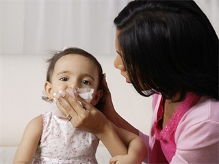 Sai lầm cơ bản khi điều trị sổ mũi cho trẻ trong mùa đông